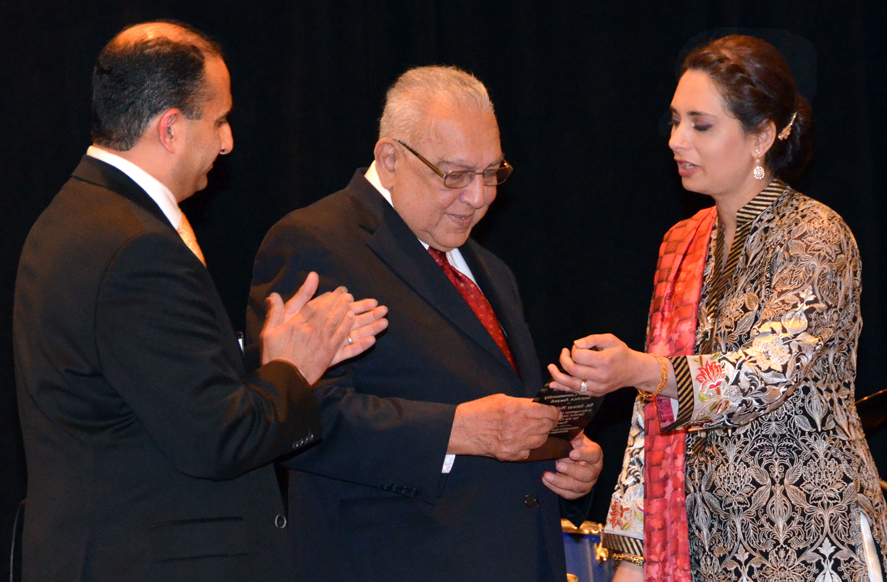 Anwar Mahmood Receives Award